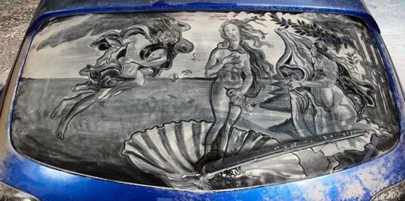 Trabajo polvoriento: el artista pinta pinturas geniales en ventanas sucias de automóviles Trabajo polvoriento: el artista pinta pinturas geniales en ventanas sucias de automóviles