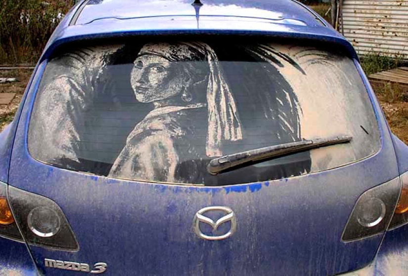 Trabajo polvoriento: el artista pinta pinturas geniales en ventanas sucias de automóviles Trabajo polvoriento: el artista pinta pinturas geniales en ventanas sucias de automóviles