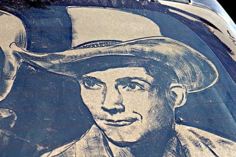 Trabajo polvoriento: el artista pinta pinturas geniales en ventanas sucias de automóviles Trabajo polvoriento: el artista pinta pinturas geniales en ventanas sucias de automóviles