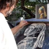Trabajo polvoriento: el artista pinta pinturas geniales en ventanas sucias de automóviles