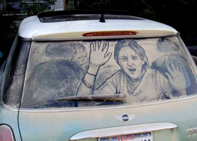 Trabajo polvoriento: el artista pinta pinturas geniales en ventanas sucias de automóviles Trabajo polvoriento: el artista pinta pinturas geniales en ventanas sucias de automóviles