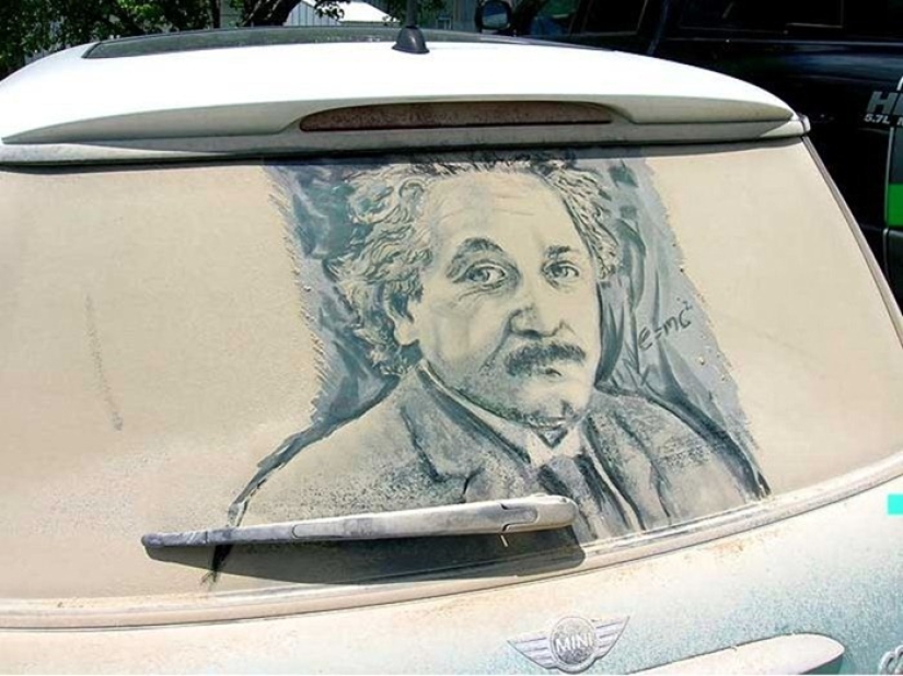 Trabajo polvoriento: el artista pinta pinturas geniales en ventanas sucias de automóviles Trabajo polvoriento: el artista pinta pinturas geniales en ventanas sucias de automóviles