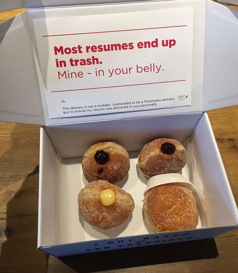 Tratando de encontrar un trabajo, el tipo fingió ser un mensajero y puso un currículum en una caja con donas