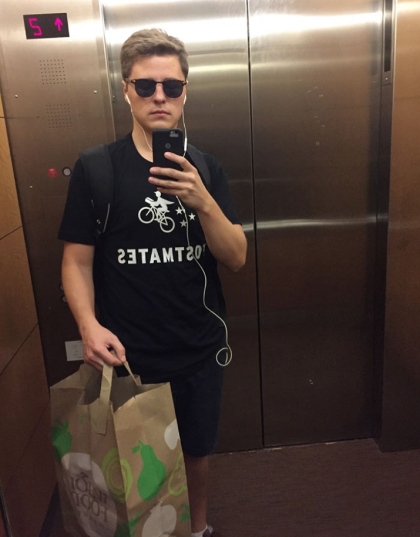 Tratando de encontrar un trabajo, el tipo fingió ser un mensajero y puso un currículum en una caja con donas