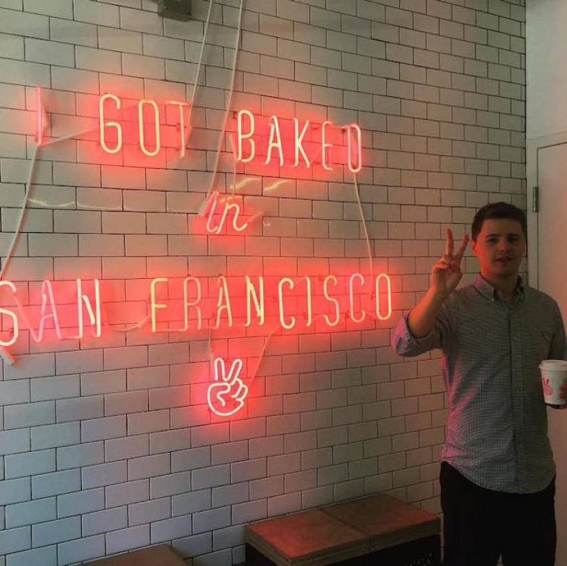 Trying to find a job, the guy pretended to be a courier and put a resume in a box with donuts