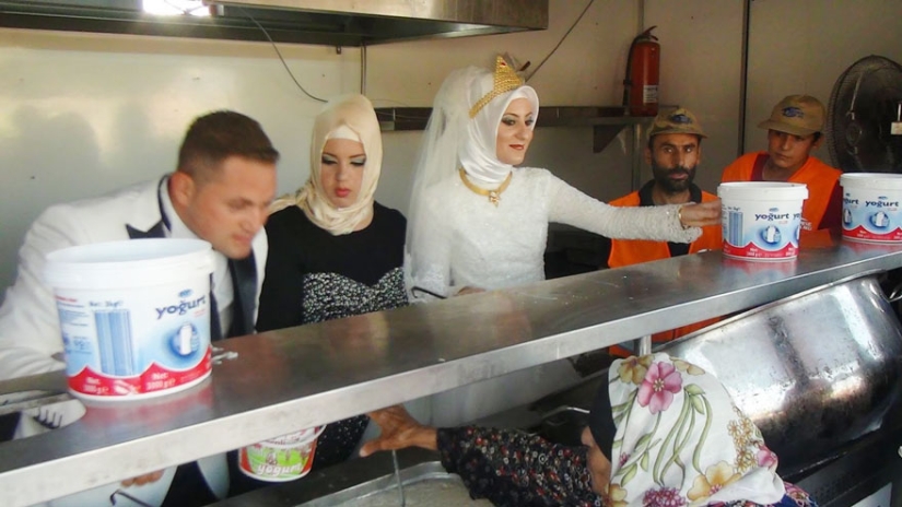 Turkish bride and groom feed 4,000 refugees instead of getting married Turkish bride and groom feed 4,000 refugees instead of getting married