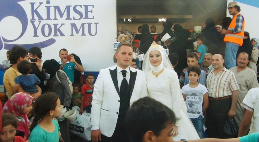 Turkish bride and groom feed 4,000 refugees instead of getting married Turkish bride and groom feed 4,000 refugees instead of getting married