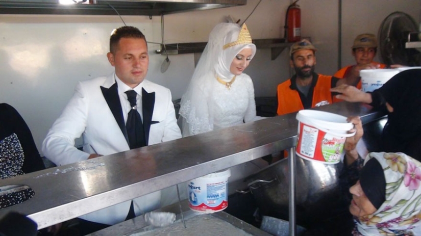 Turkish bride and groom feed 4,000 refugees instead of getting married Turkish bride and groom feed 4,000 refugees instead of getting married