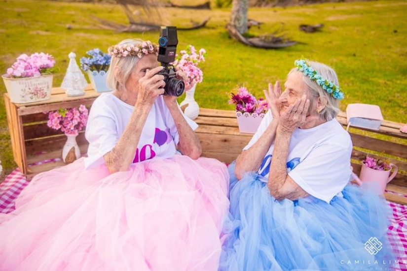 Twins from Brazil celebrate their 100th anniversary with a cheerful photo shoot Twins from Brazil celebrate their 100th anniversary with a cheerful photo shoot