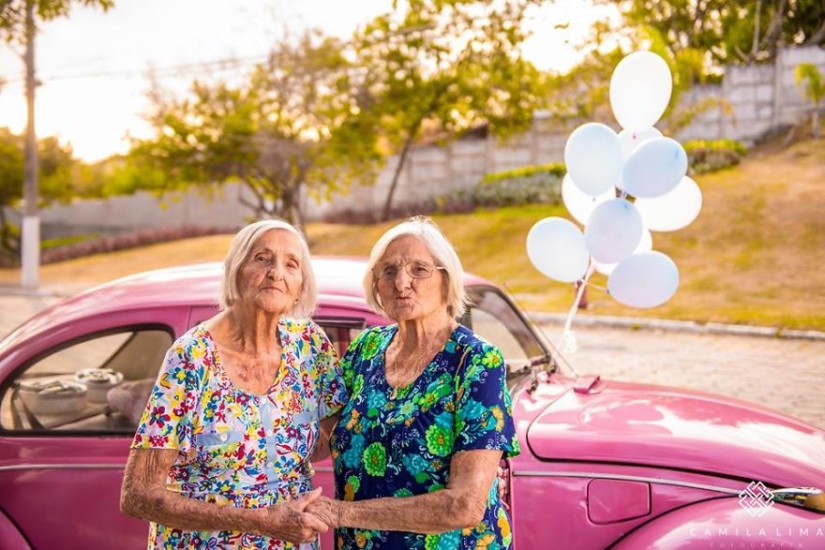 Twins from Brazil celebrate their 100th anniversary with a cheerful photo shoot Twins from Brazil celebrate their 100th anniversary with a cheerful photo shoot