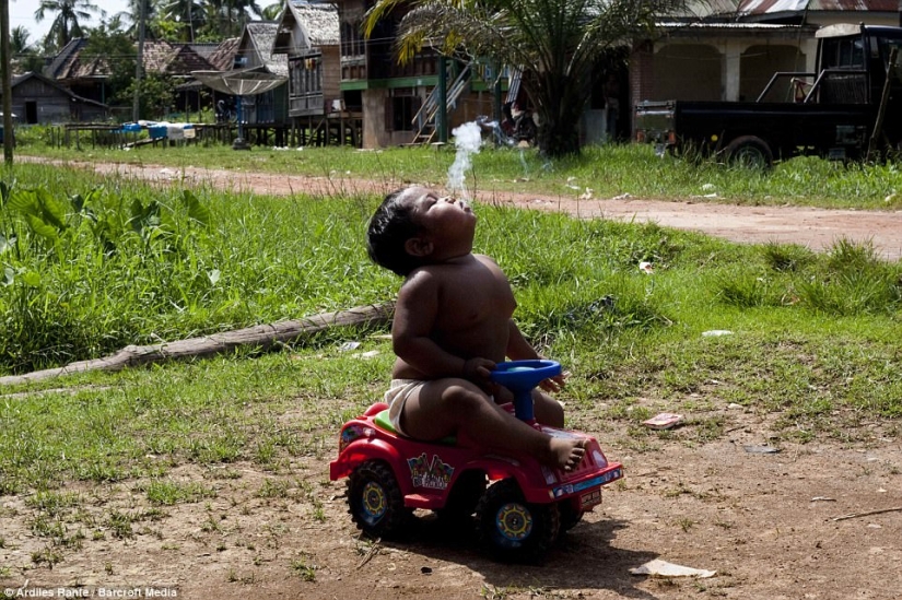 Two-year-old kid from Indonesia quit smoking