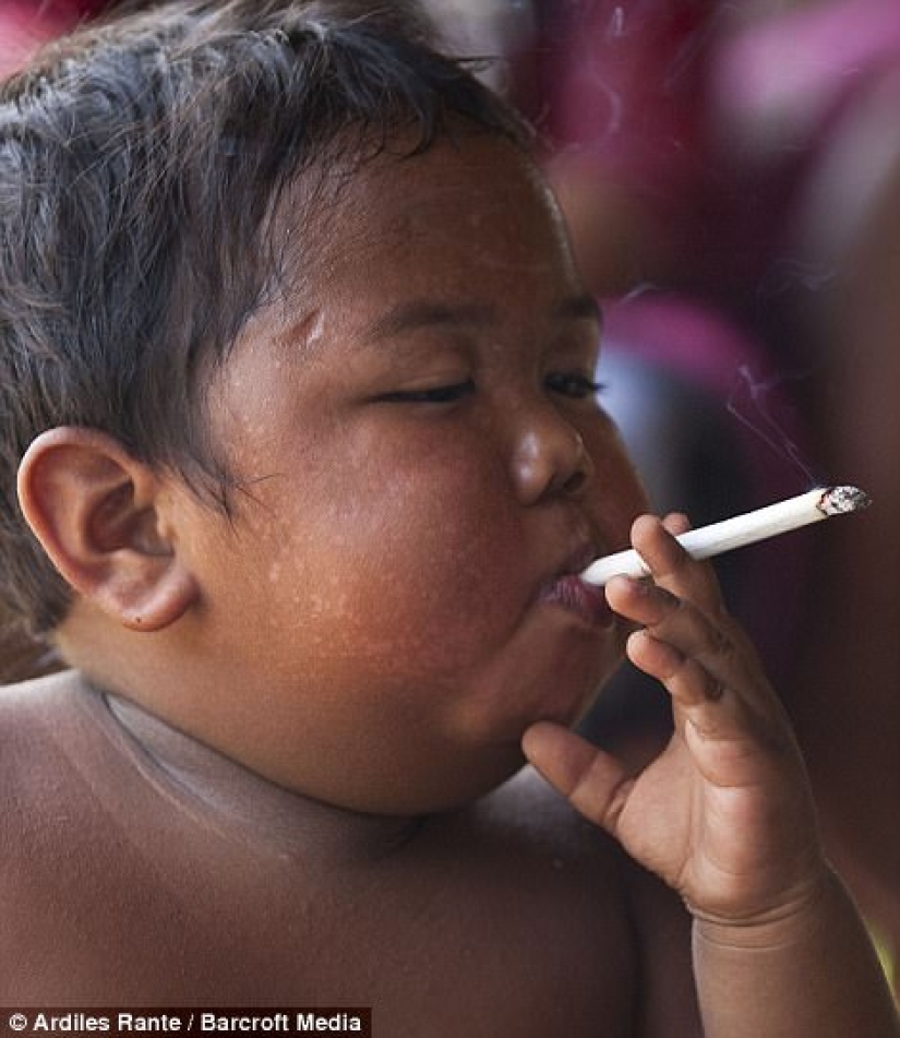 Two-year-old kid from Indonesia quit smoking