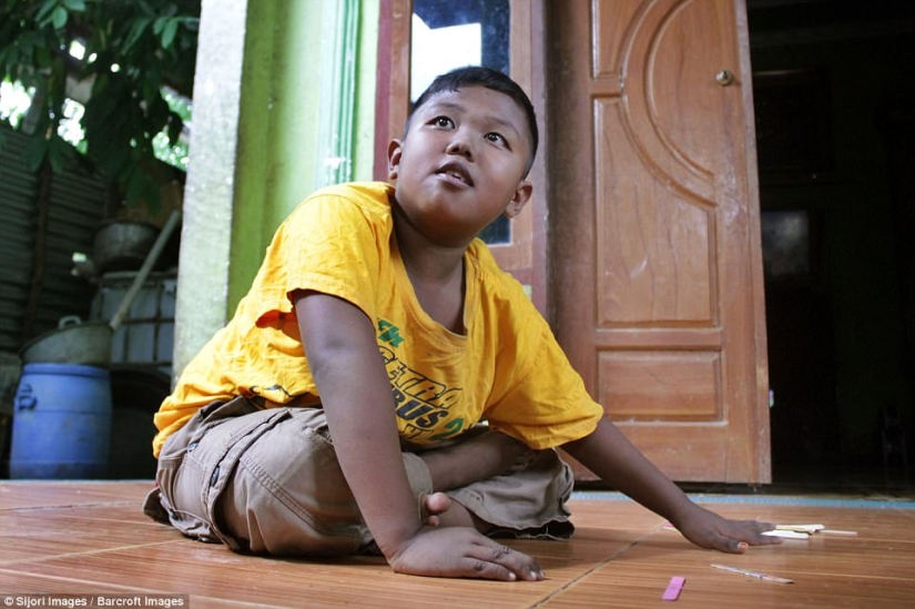Two-year-old kid from Indonesia quit smoking