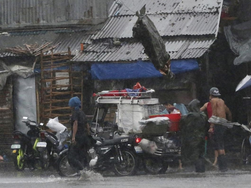 Typhoon Ramassan hits the Philippines