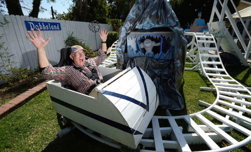 Un abuelo ingeniero construyó un parque de diversiones en el patio trasero para sus nietos