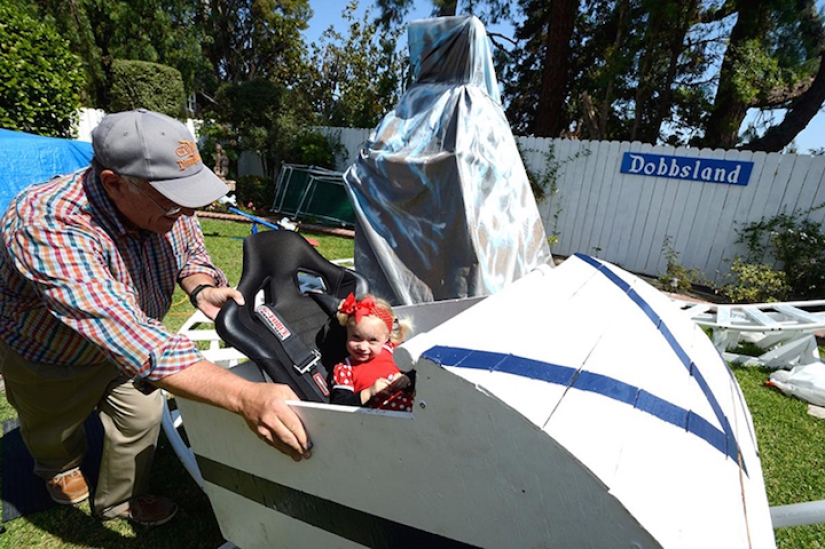 Un abuelo ingeniero construyó un parque de diversiones en el patio trasero para sus nietos Un abuelo ingeniero construyó un parque de diversiones en el patio trasero para sus nietos