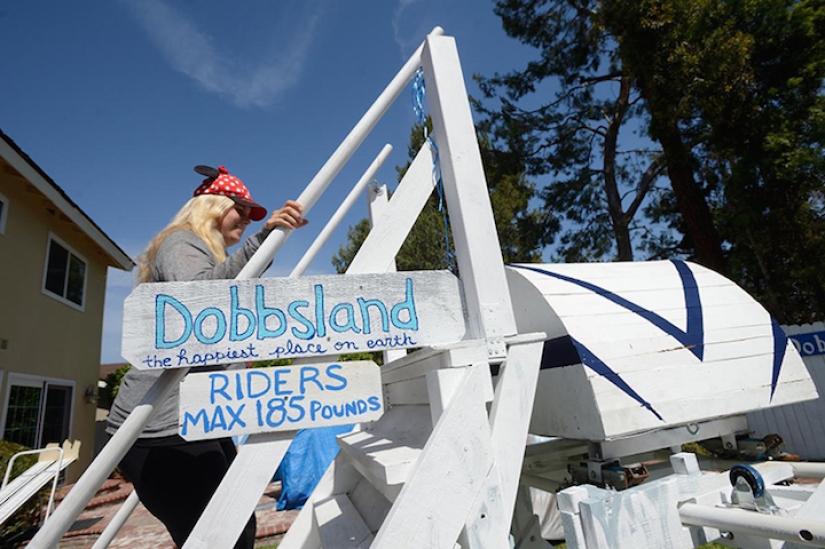 Un abuelo ingeniero construyó un parque de diversiones en el patio trasero para sus nietos Un abuelo ingeniero construyó un parque de diversiones en el patio trasero para sus nietos