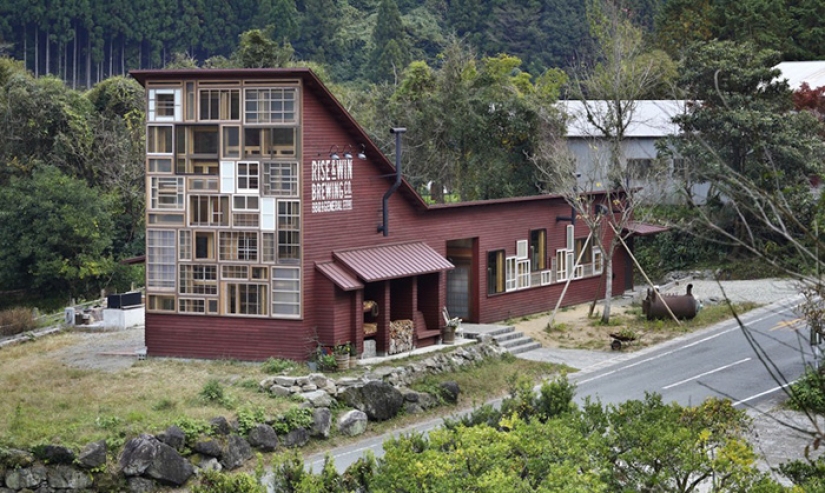 Un bar en Japón construido completamente con basura Un bar en Japón construido completamente con basura