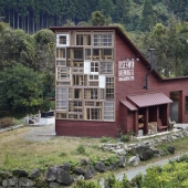Un bar en Japón construido completamente con basura
