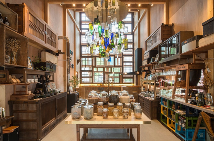 Un bar en Japón construido completamente con basura Un bar en Japón construido completamente con basura