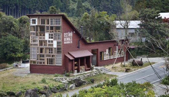 Un bar en Japón construido completamente con basura Un bar en Japón construido completamente con basura
