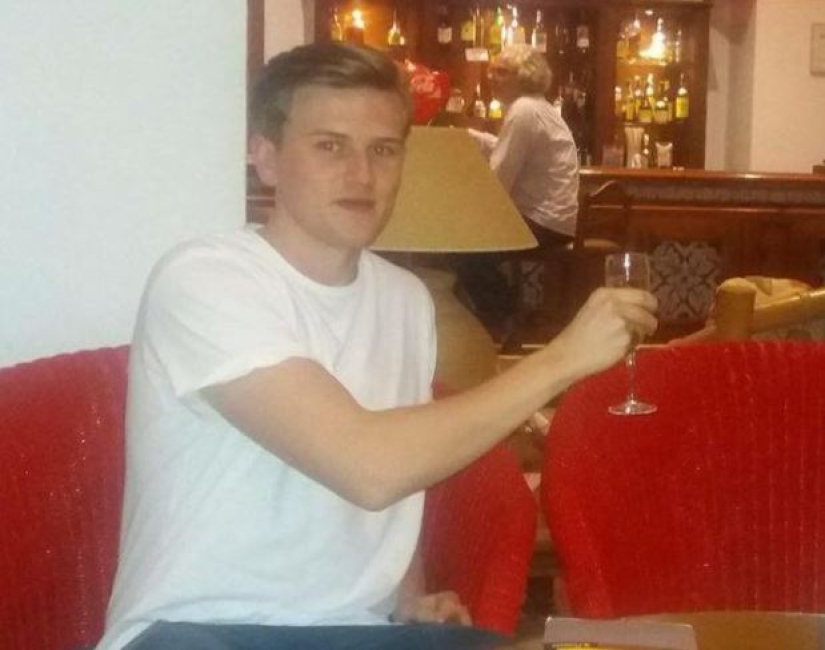 Un británico con la ayuda de una foto cuenta lo mal que le va en Canarias sin su novia Un británico con la ayuda de una foto cuenta lo mal que le va en Canarias sin su novia