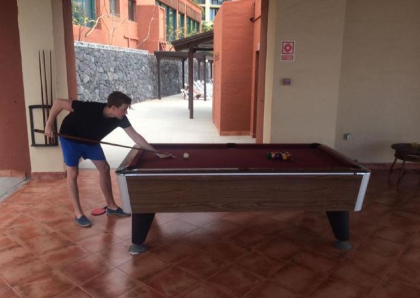 Un británico con la ayuda de una foto cuenta lo mal que le va en Canarias sin su novia Un británico con la ayuda de una foto cuenta lo mal que le va en Canarias sin su novia