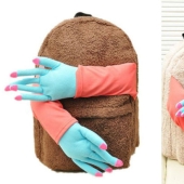 ¿Un día duro en el trabajo? Una mochila de felpa te abrazará y te consolará