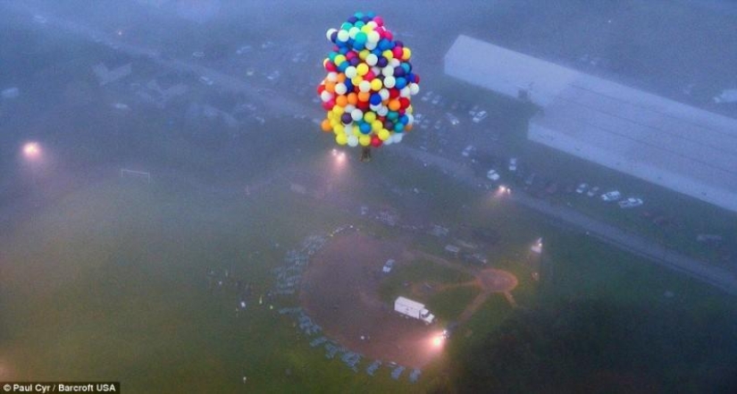 Un estadounidense intentó sobrevolar el Océano Atlántico en 375 globos Un estadounidense intentó sobrevolar el Océano Atlántico en 375 globos