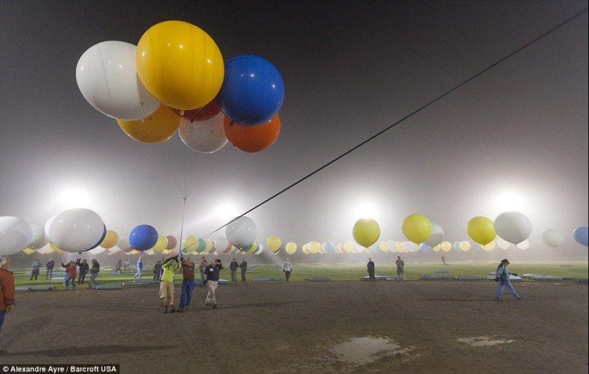 Un estadounidense intentó sobrevolar el Océano Atlántico en 375 globos Un estadounidense intentó sobrevolar el Océano Atlántico en 375 globos