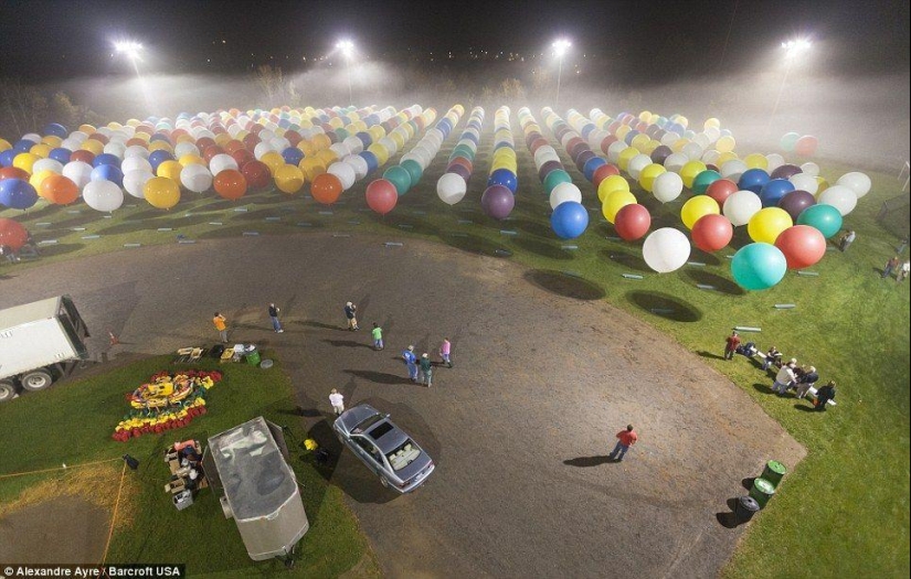 Un estadounidense intentó sobrevolar el Océano Atlántico en 375 globos Un estadounidense intentó sobrevolar el Océano Atlántico en 375 globos