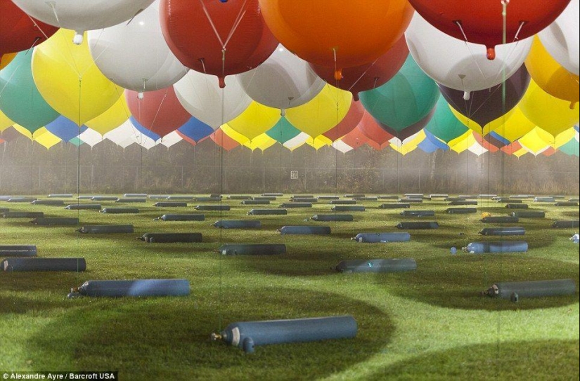 Un estadounidense intentó sobrevolar el Océano Atlántico en 375 globos Un estadounidense intentó sobrevolar el Océano Atlántico en 375 globos