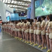 "Un hombre normal se avergüenza de salir con una sola". Cómo vivir en una ciudad donde hay tres chicas para un hombre