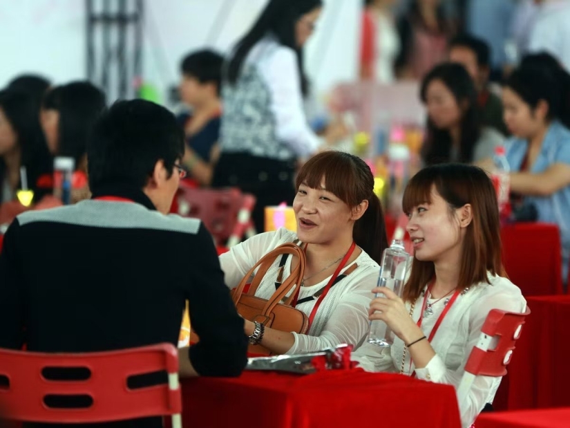 "Un hombre normal se avergüenza de salir con una sola". Cómo vivir en una ciudad donde hay tres chicas para un hombre