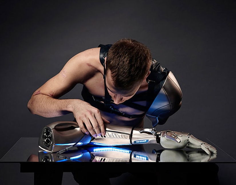 Un jugador con un solo brazo se hizo una prótesis con un USB, una pantalla y un dron Un jugador con un solo brazo se hizo una prótesis con un USB, una pantalla y un dron