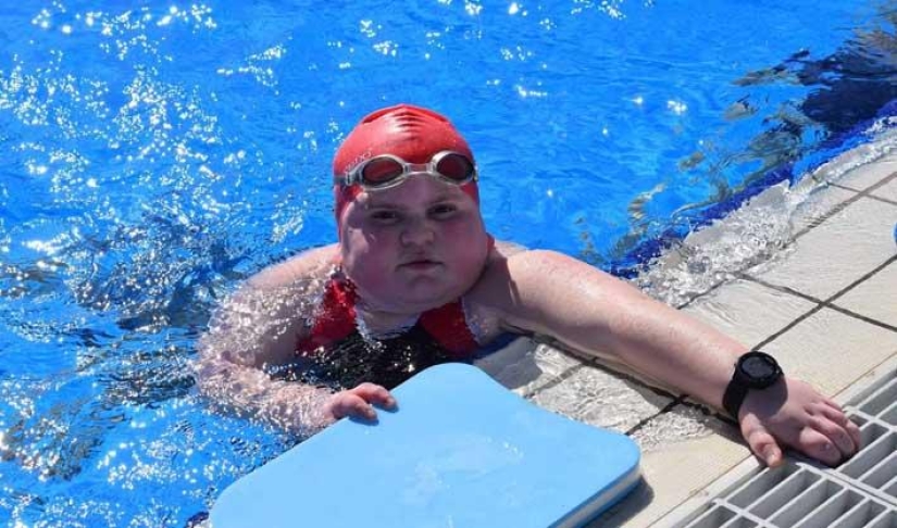 Un niño de 8 años se ve obligado a hacer ejercicio a diario para no morir