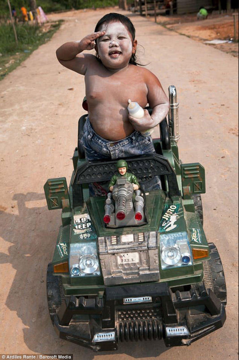 Un niño indonesio de 4 años dejó de fumar y comenzó a comer en exceso Un niño indonesio de 4 años dejó de fumar y comenzó a comer en exceso