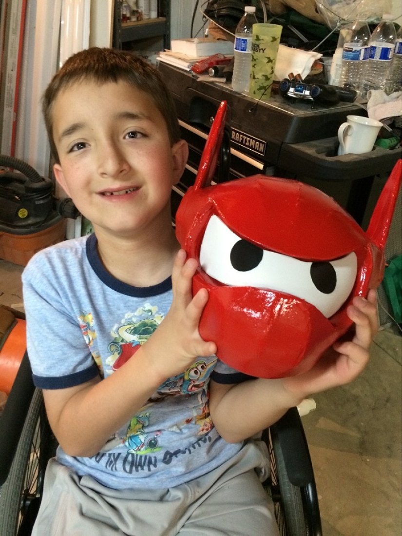 Un padre crea disfraces para la silla de ruedas de su hijo Un padre crea disfraces para la silla de ruedas de su hijo