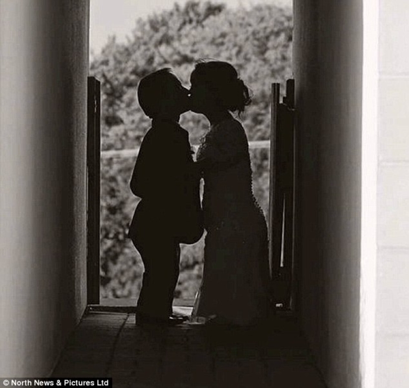 Un par de enanos que se conocieron mientras participaban en una obra de teatro en "Blancanieves" jugaron una boda fabulosa