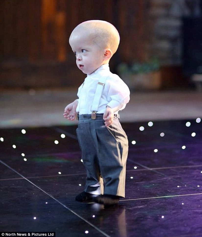 Un par de enanos que se conocieron mientras participaban en una obra de teatro en "Blancanieves" jugaron una boda fabulosa