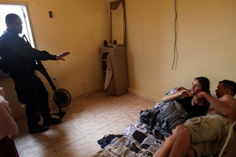 Un paseo por las peligrosas favelas de Río de Janeiro en compañía de fuerzas especiales brasileñas