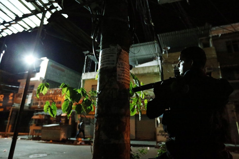 Un paseo por las peligrosas favelas de Río de Janeiro en compañía de fuerzas especiales brasileñas