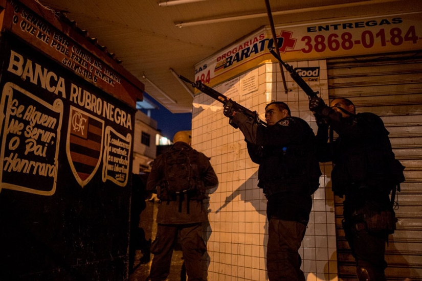 Un paseo por las peligrosas favelas de Río de Janeiro en compañía de fuerzas especiales brasileñas