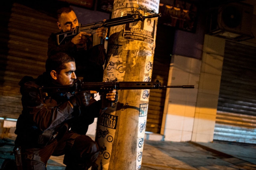Un paseo por las peligrosas favelas de Río de Janeiro en compañía de fuerzas especiales brasileñas