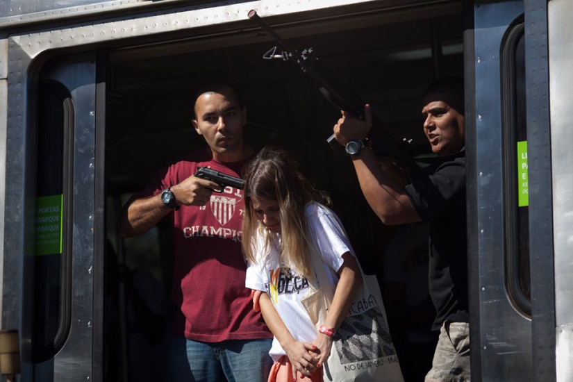 Un paseo por las peligrosas favelas de Río de Janeiro en compañía de fuerzas especiales brasileñas