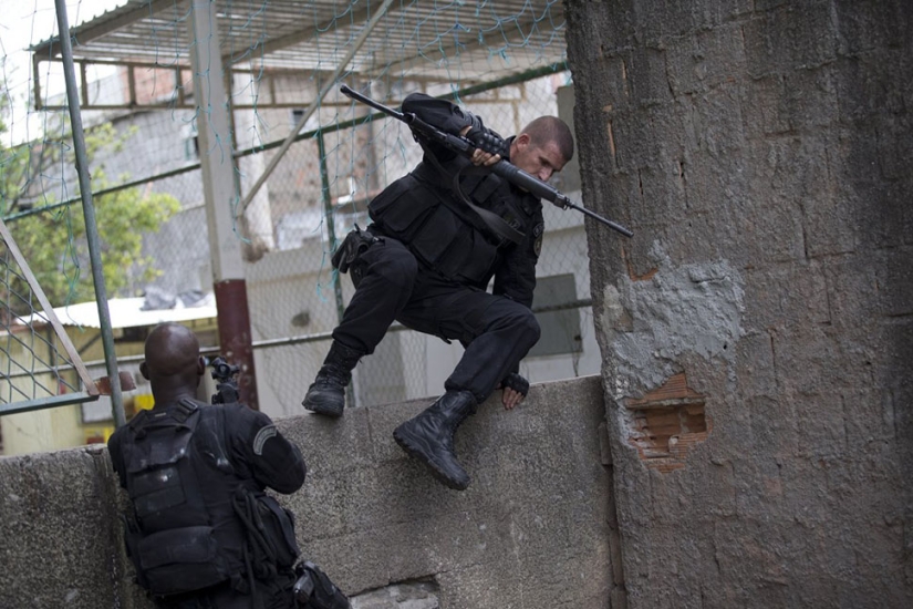 Un paseo por las peligrosas favelas de Río de Janeiro en compañía de fuerzas especiales brasileñas