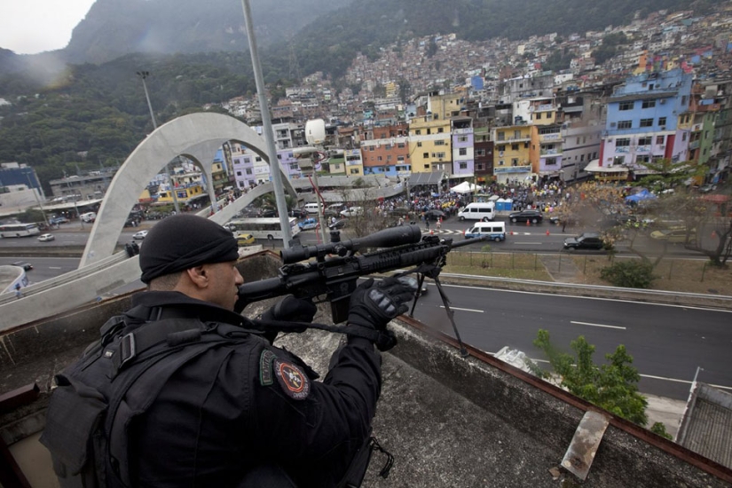 Un paseo por las peligrosas favelas de Río de Janeiro en compañía de fuerzas especiales brasileñas