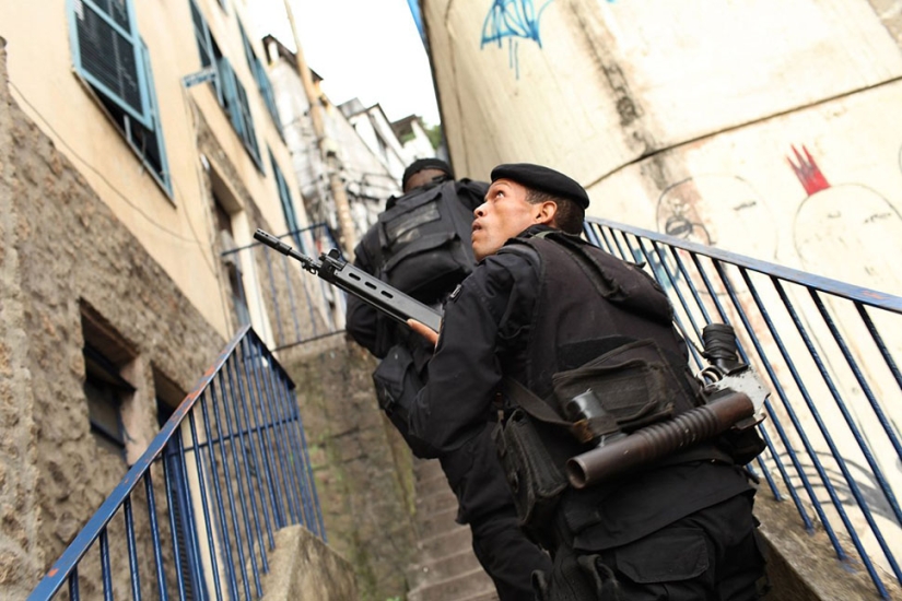 Un paseo por las peligrosas favelas de Río de Janeiro en compañía de fuerzas especiales brasileñas