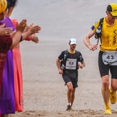 Un perro callejero corrió 40 km detrás de un atleta durante un maratón y encontró un nuevo dueño