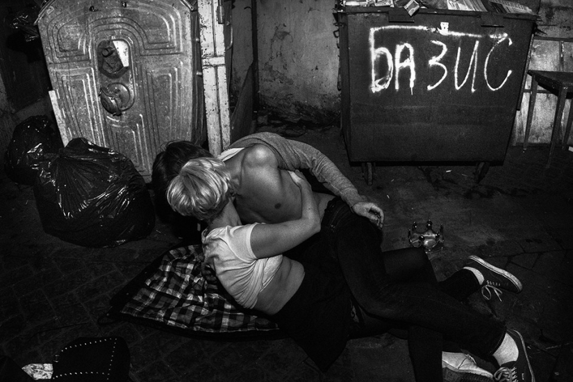 Un retrato colectivo de una generación que se ve obligada a vivir un día a la vez